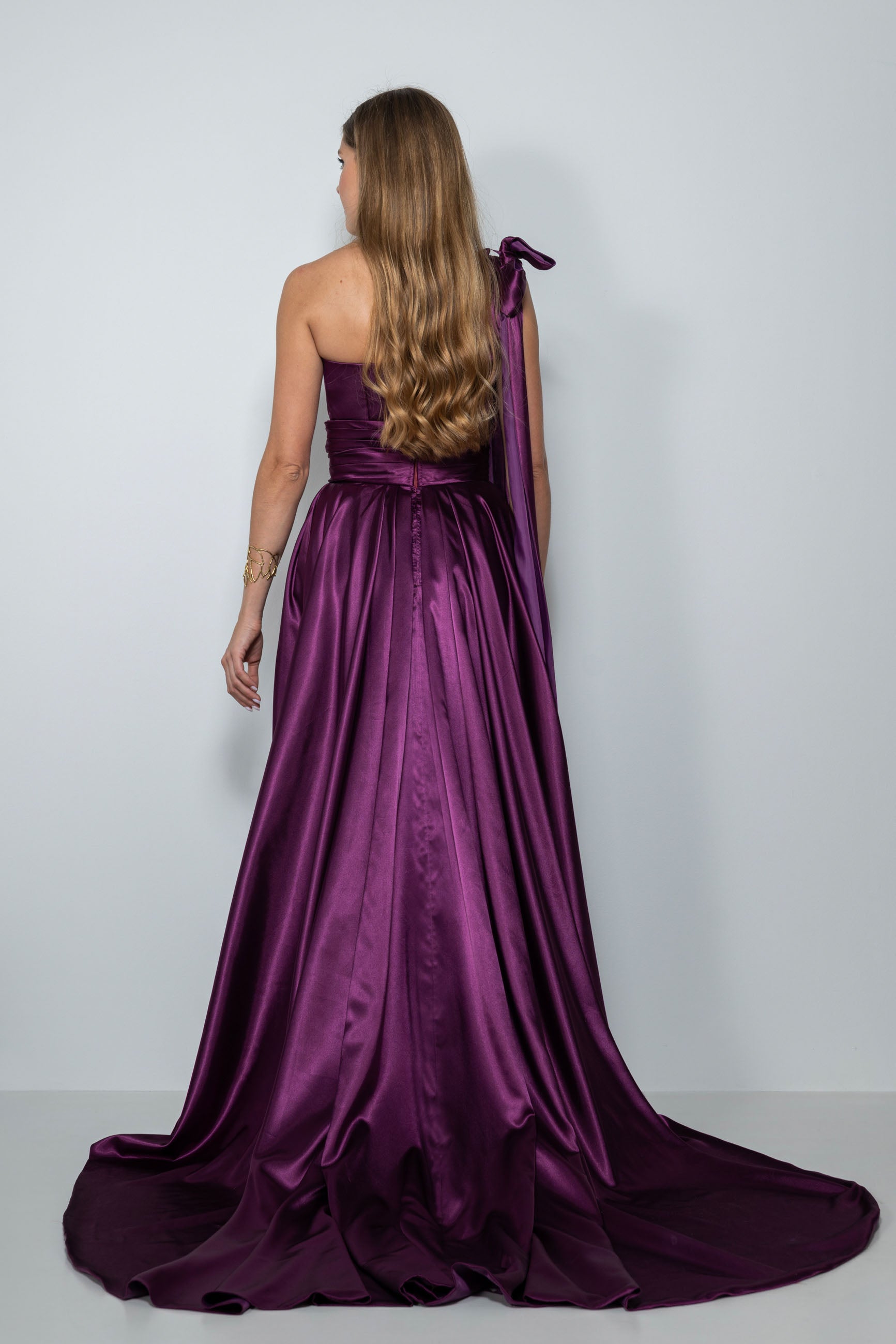 Abiti cerimonia eleganti – Completo Carolyn in satin vinaccia con sovragonna – Sofia Provera Atelier Dettaglio scollo asimmetrico e cintura drappeggiata del completo cerimonia Carolyn