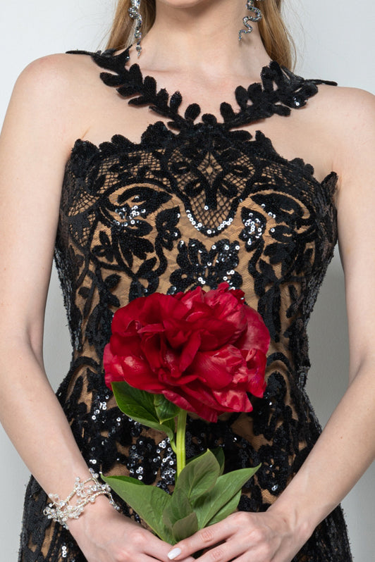 vestiti 18esimo lunghi in pizzo a noleggio – abito nero Amfar intero
dettaglio spallina ricamata abito 18esimo lungo in pizzo nero
retro vestito 18esimo lungo a noleggio in pizzo con strascico
modella con vestito 18esimo lungo in pizzo a noleggio Sofia Provera
