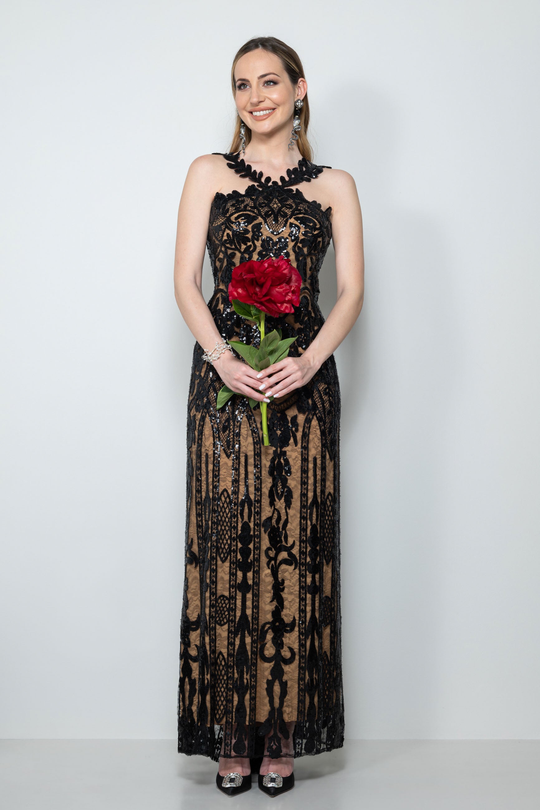 vestiti 18esimo lunghi in pizzo a noleggio – abito nero Amfar intero
dettaglio spallina ricamata abito 18esimo lungo in pizzo nero
retro vestito 18esimo lungo a noleggio in pizzo con strascico
modella con vestito 18esimo lungo in pizzo a noleggio Sofia Provera