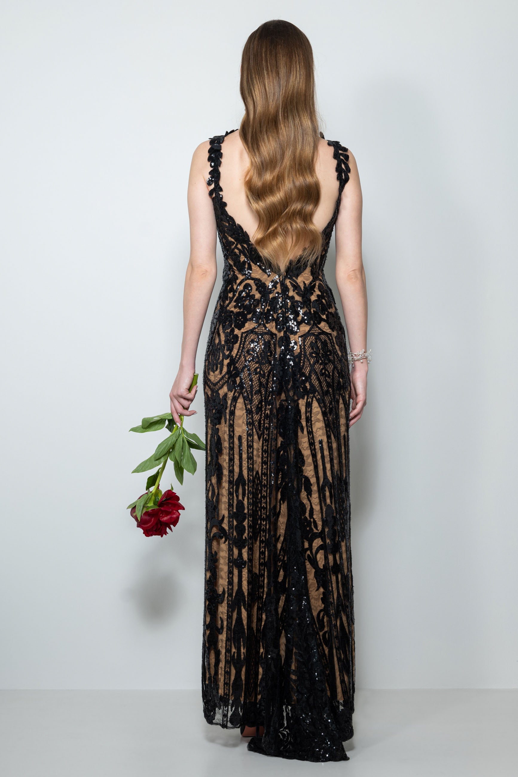 vestiti 18esimo lunghi in pizzo a noleggio – abito nero Amfar intero
dettaglio spallina ricamata abito 18esimo lungo in pizzo nero
retro vestito 18esimo lungo a noleggio in pizzo con strascico
modella con vestito 18esimo lungo in pizzo a noleggio Sofia Provera
