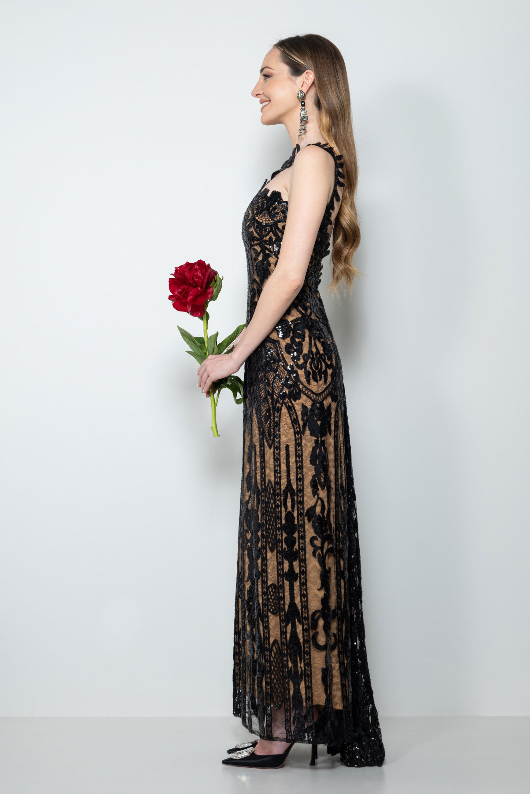 vestiti 18esimo lunghi in pizzo a noleggio – abito nero Amfar intero
dettaglio spallina ricamata abito 18esimo lungo in pizzo nero
retro vestito 18esimo lungo a noleggio in pizzo con strascico
modella con vestito 18esimo lungo in pizzo a noleggio Sofia Provera