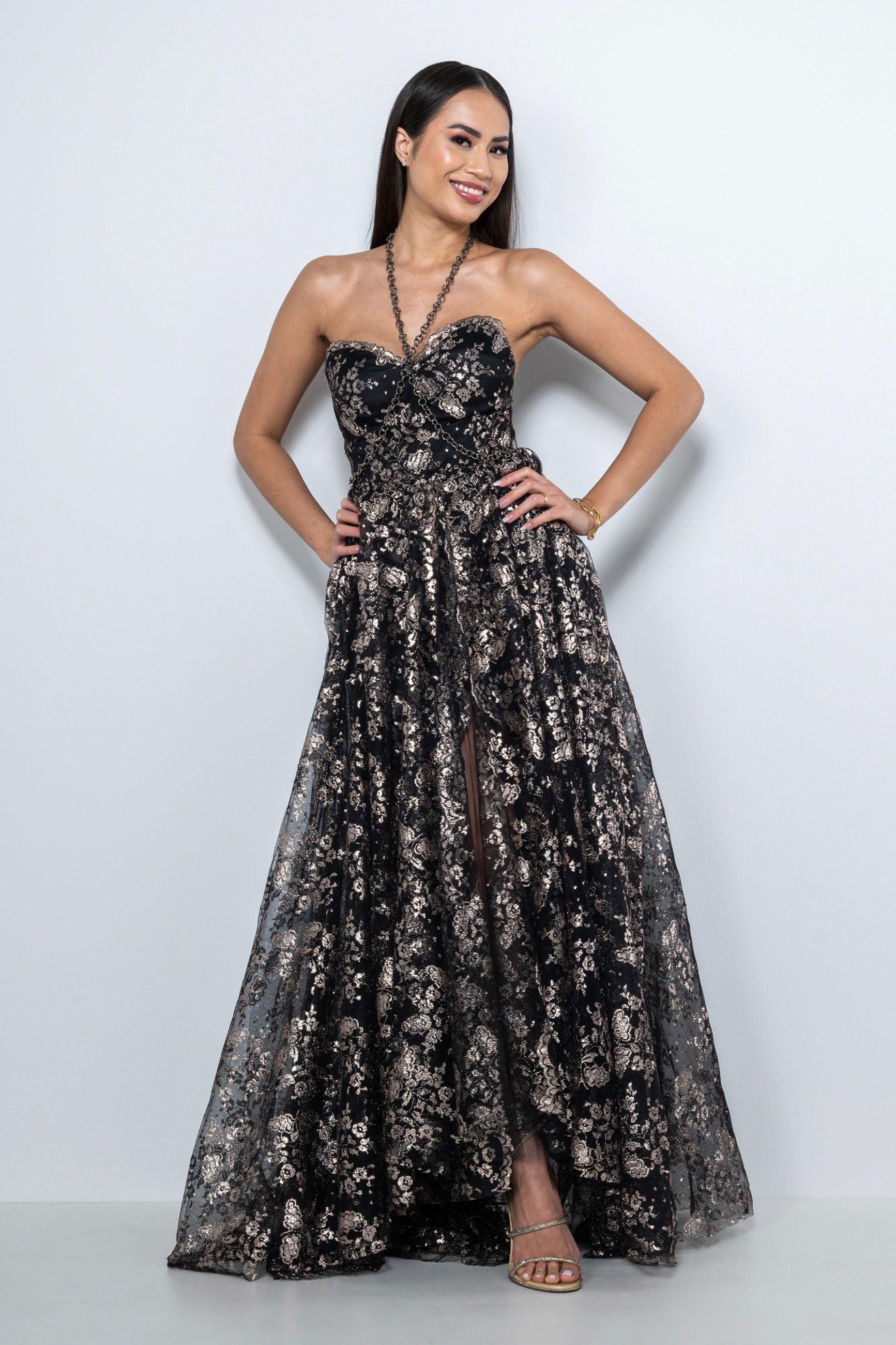 Vestito 18esimo lungo in pizzo lamé nero e oro con schiena scoperta – Sofia Provera Atelier