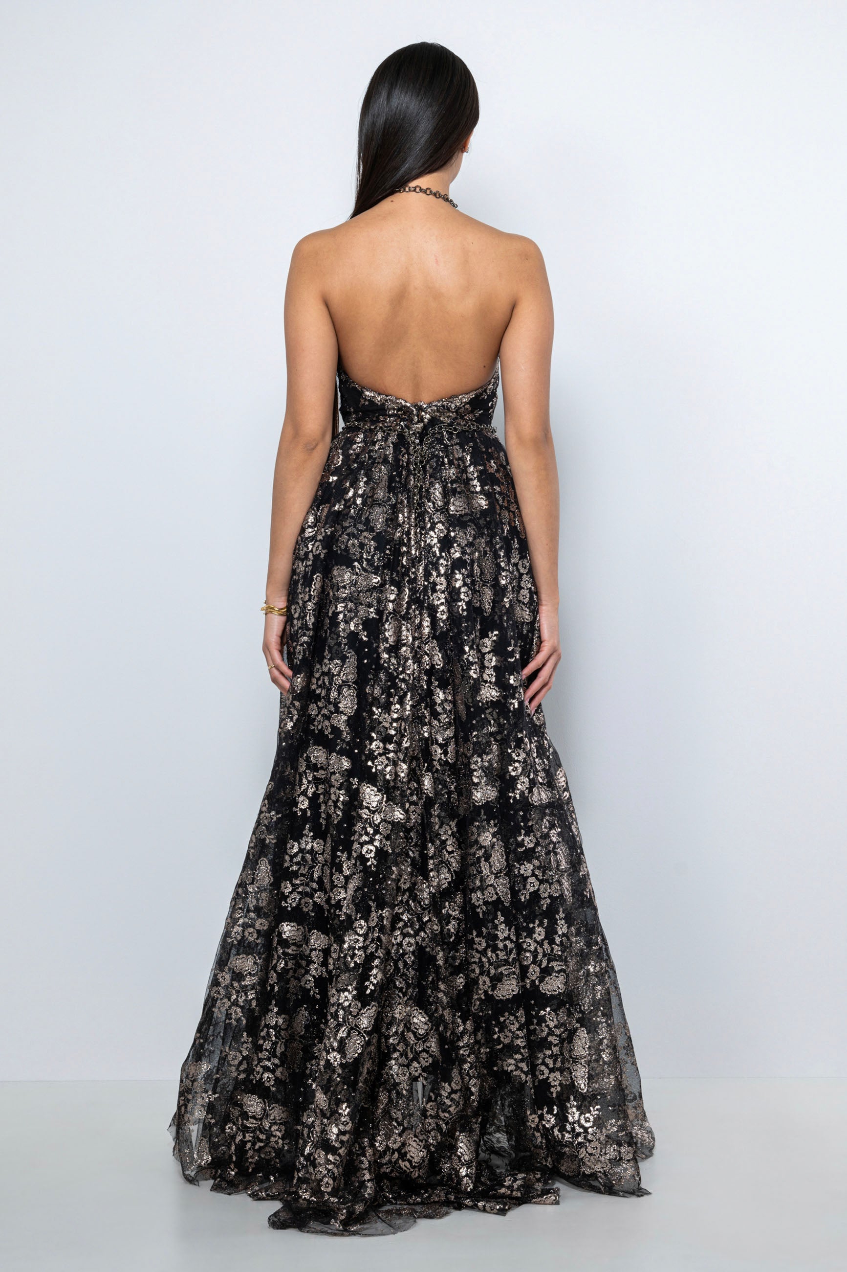 Vestito 18esimo lungo in pizzo lamé nero e oro con schiena scoperta – Sofia Provera Atelier