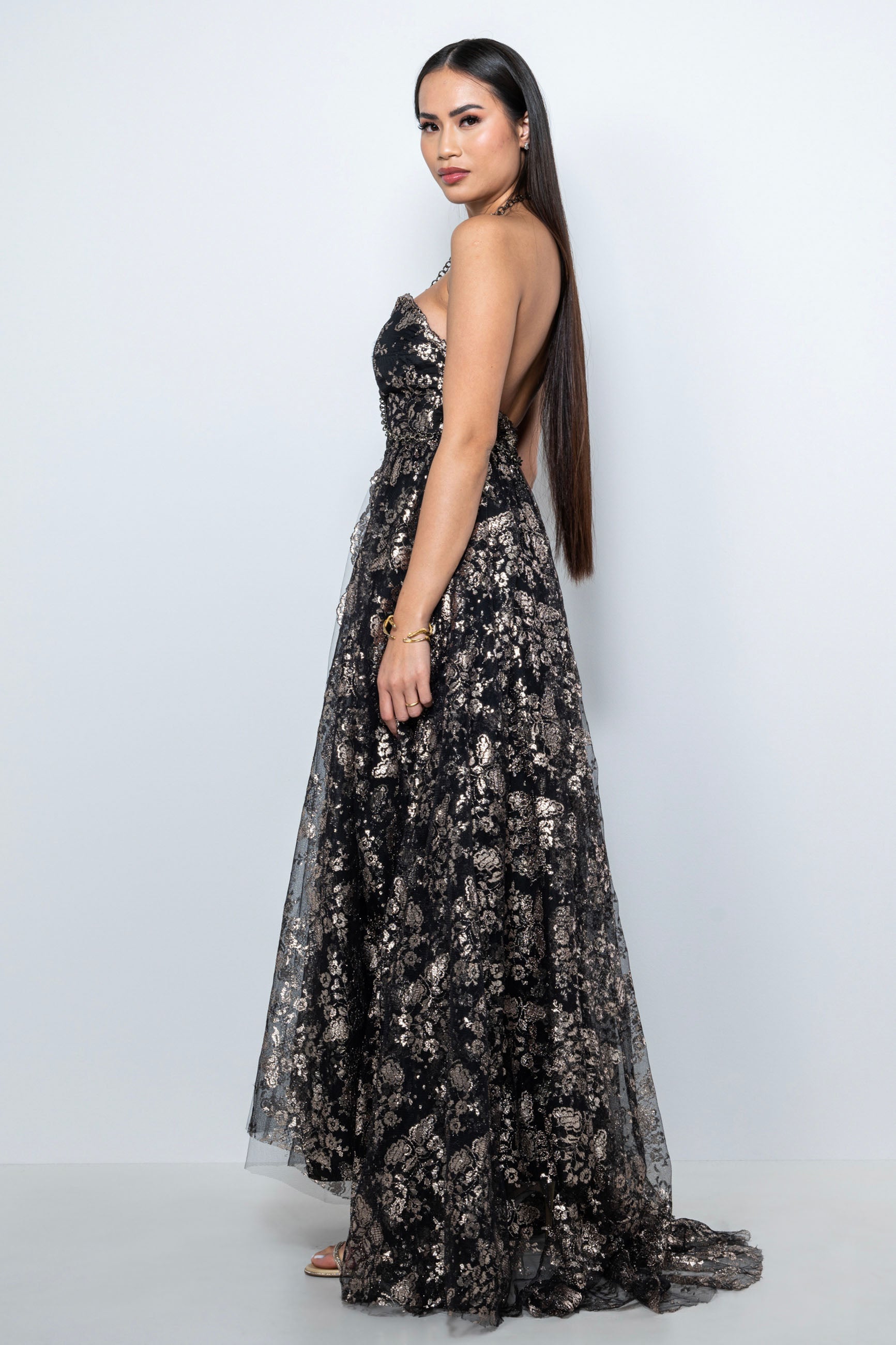 Vestito 18esimo lungo in pizzo lamé nero e oro con schiena scoperta – Sofia Provera Atelier