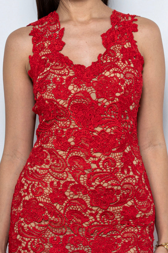 Vestito rosso lungo in pizzo macramè con scollo a V e schiena scoperta – Sofia Provera Atelier