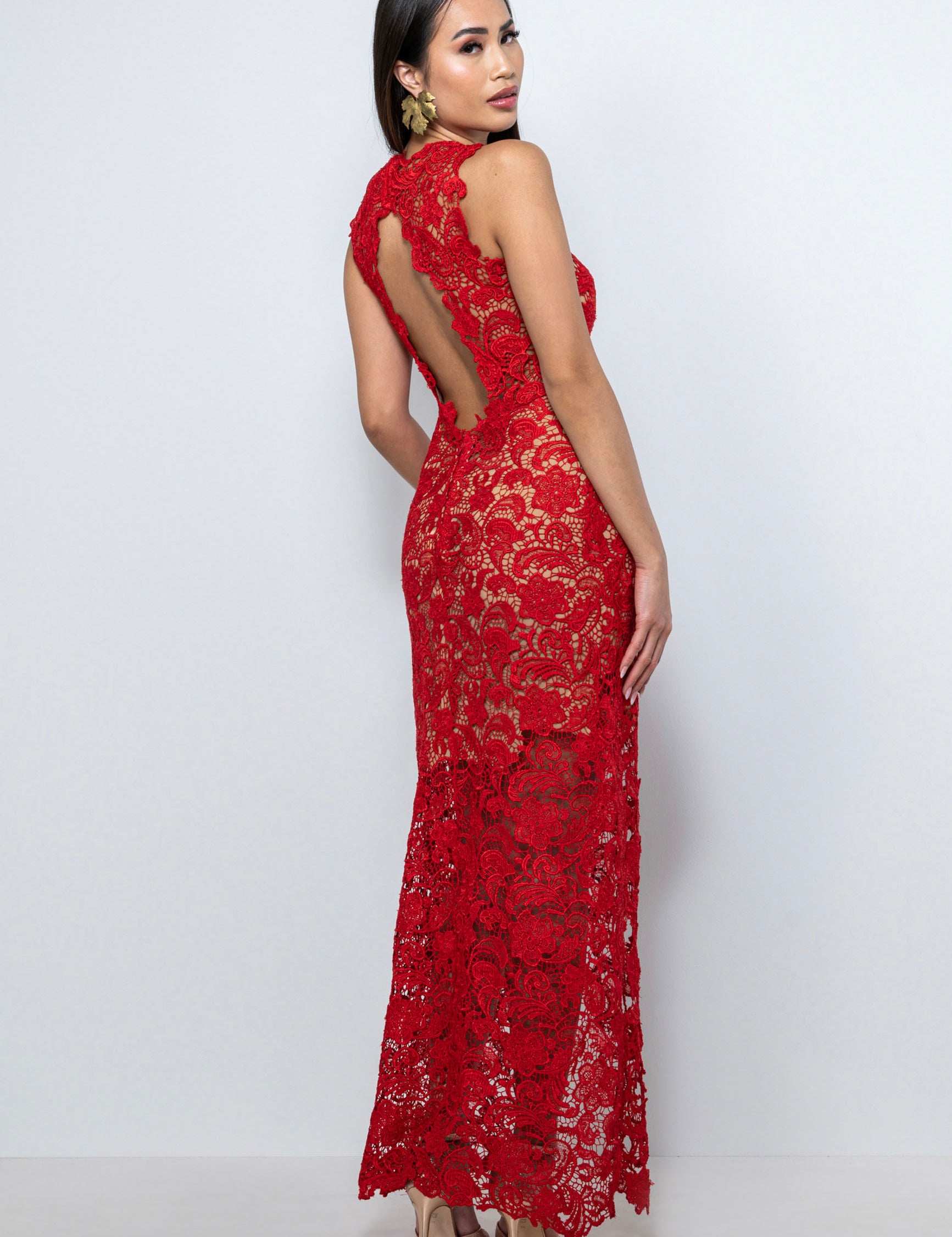 Vestito rosso lungo in pizzo macramè con scollo a V e schiena scoperta – Sofia Provera Atelier