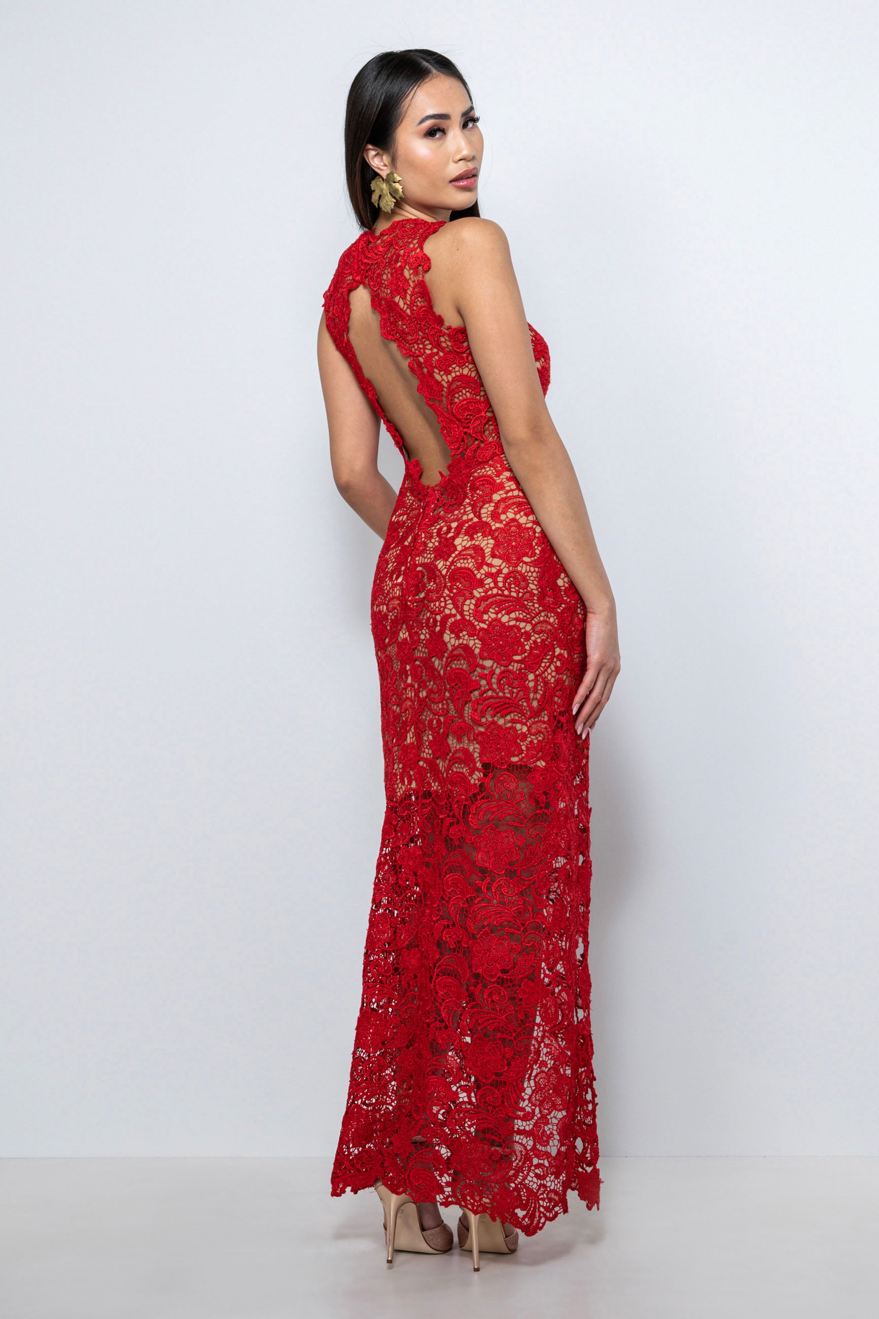 Vestito rosso lungo in pizzo macramè con scollo a V e schiena scoperta – Sofia Provera Atelier