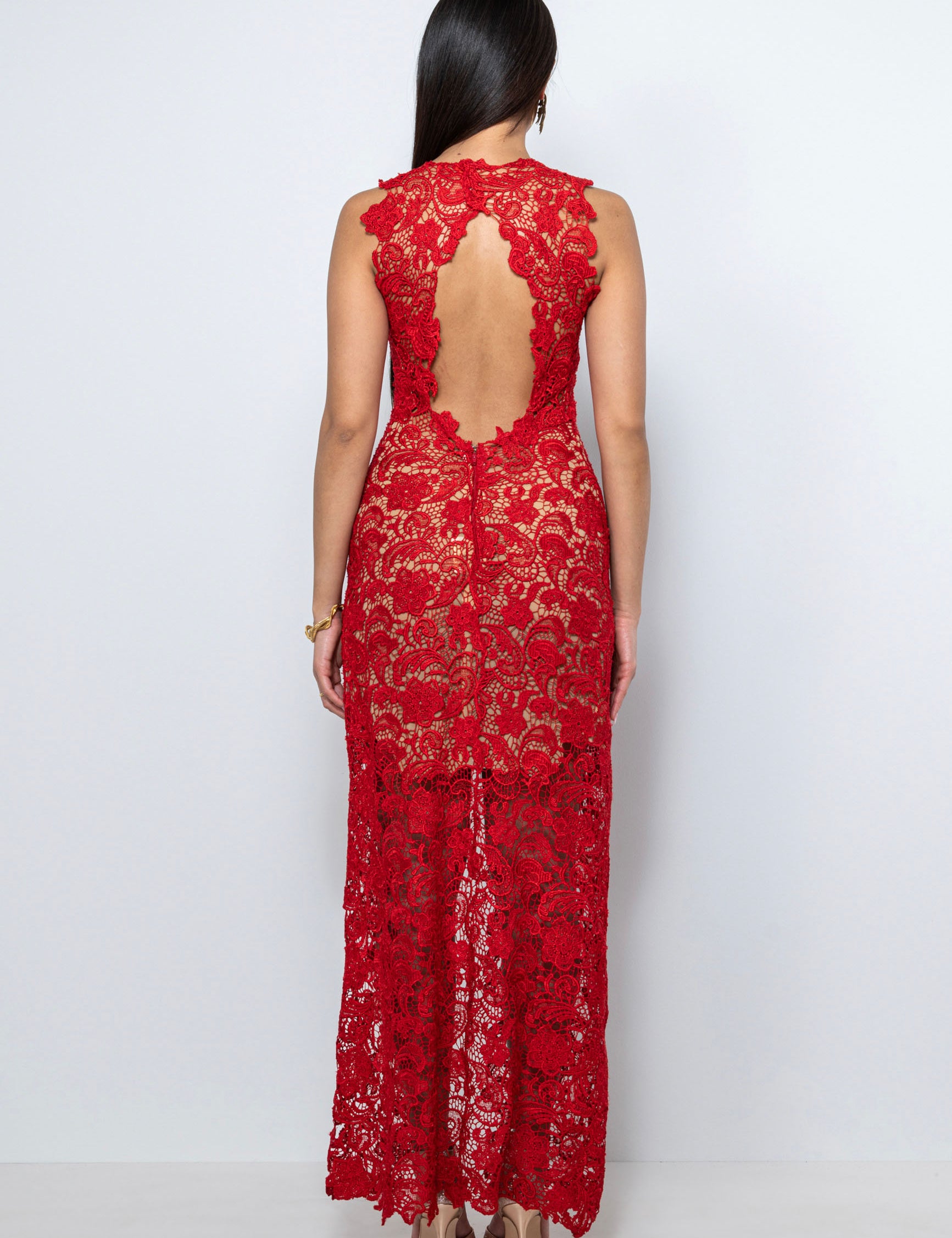 Vestito rosso lungo in pizzo macramè con scollo a V e schiena scoperta – Sofia Provera Atelier