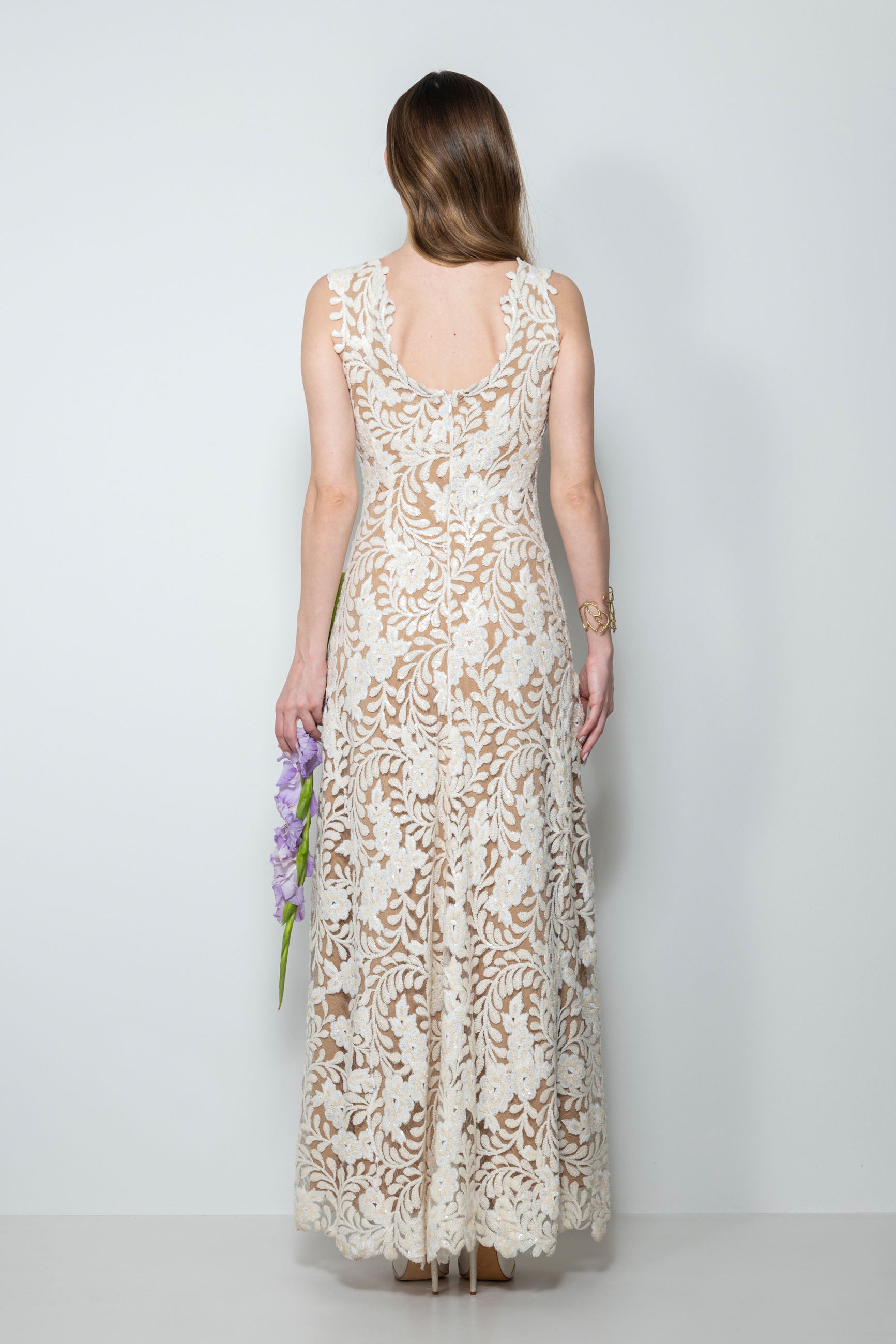Abito da sposa lungo in pizzo paillettato con scollo a U – Sofia Provera Atelier