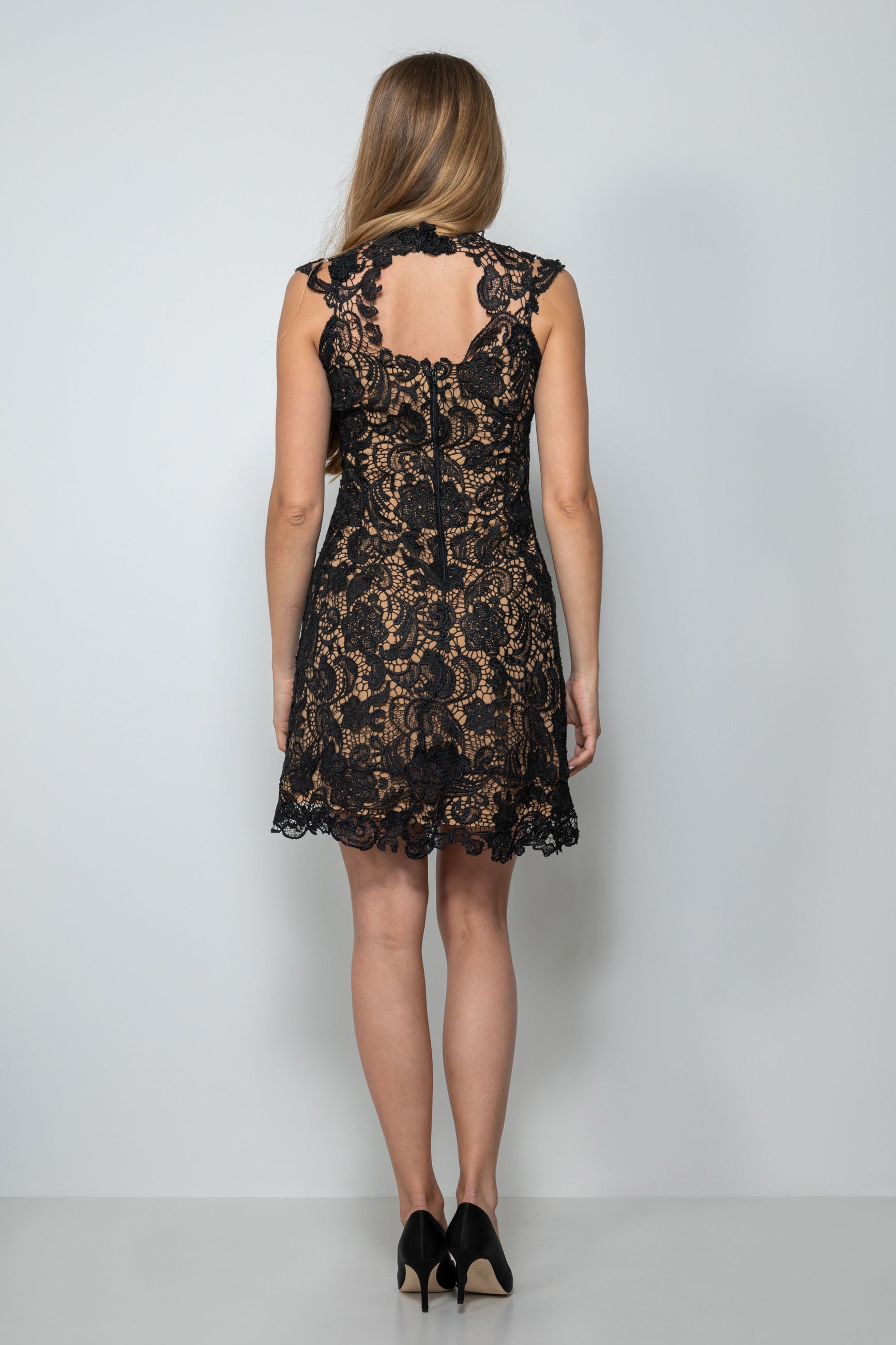 vestito corto per 18esimo in pizzo macramè nero con scollo a V – Sofia Provera Atelier