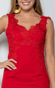 Vestito rosso corto in pizzo a noleggio, modello Raya con scollo a V e ricami macramè, Sofia Provera