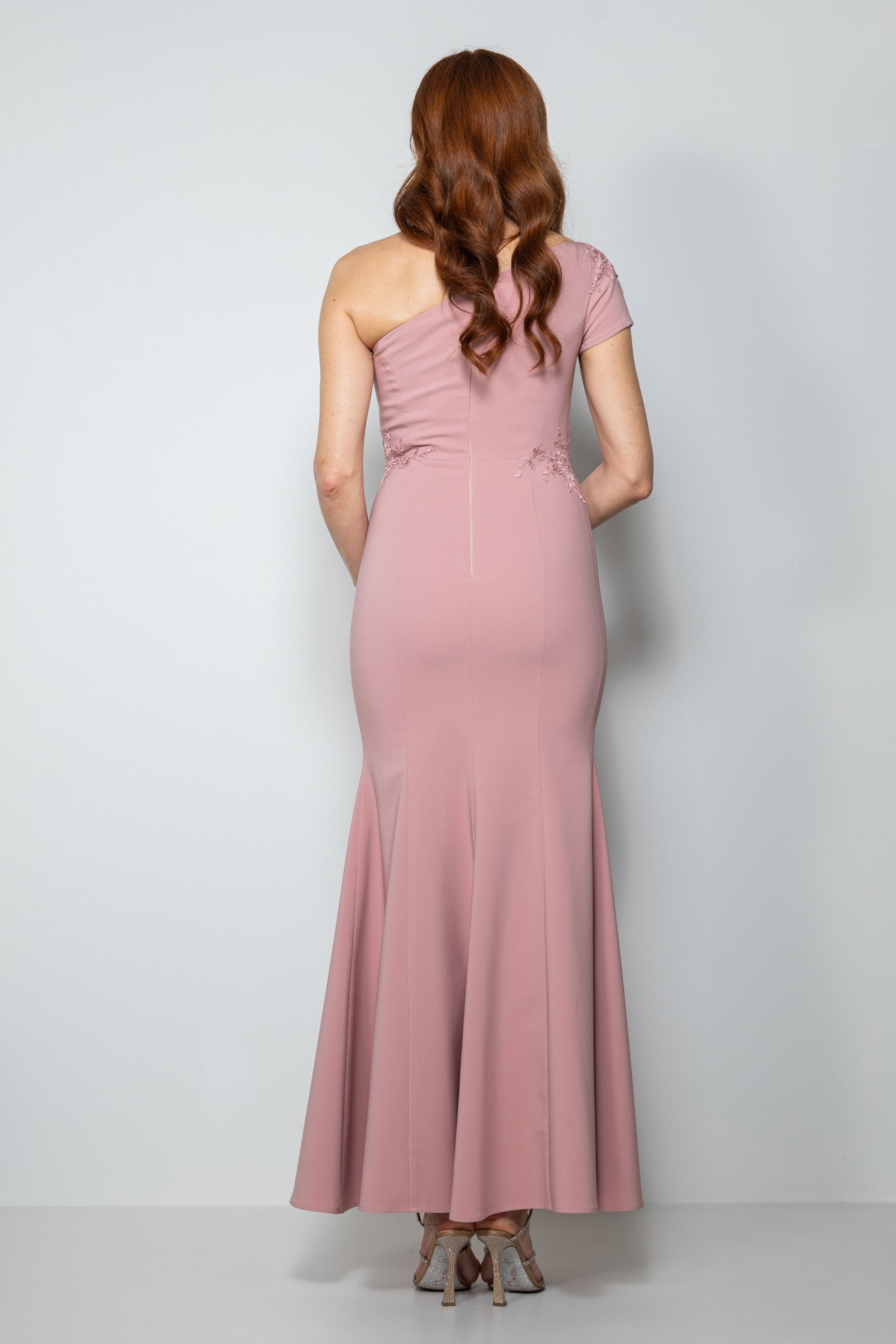 Abito lungo mamma sposa rosa antico con manica monospalla – Sofia Provera Atelier