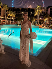 Abito da sposa lungo in pizzo bianco con strascico, scollo a V e paillettes luminose – Sofia Provera Atelier