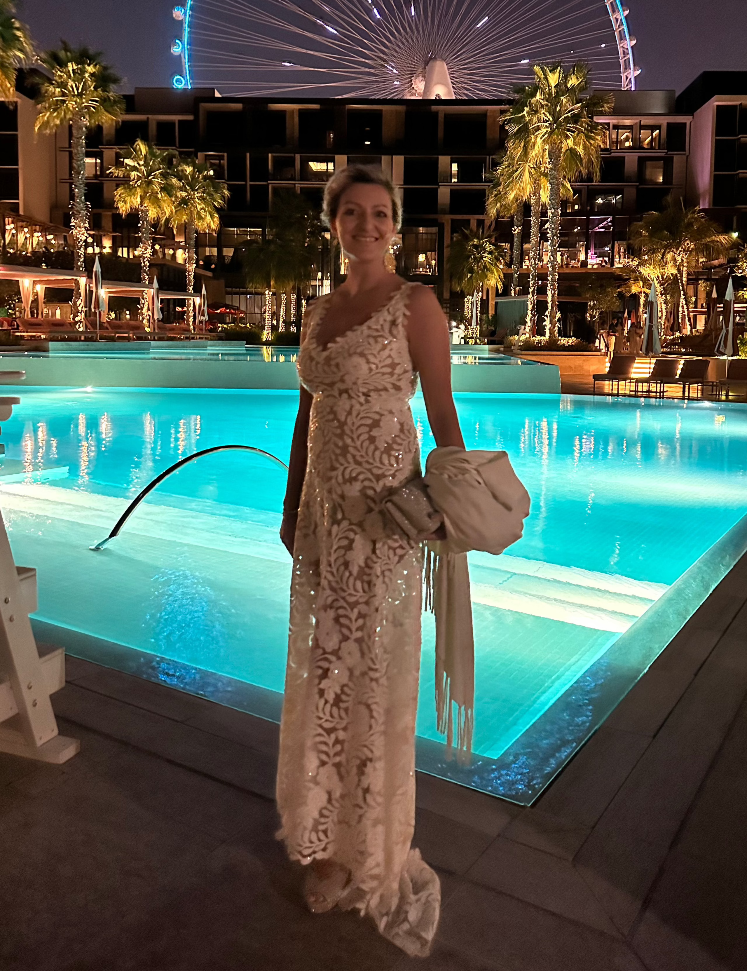 Abito da sposa lungo in pizzo bianco con strascico, scollo a V e paillettes luminose – Sofia Provera Atelier