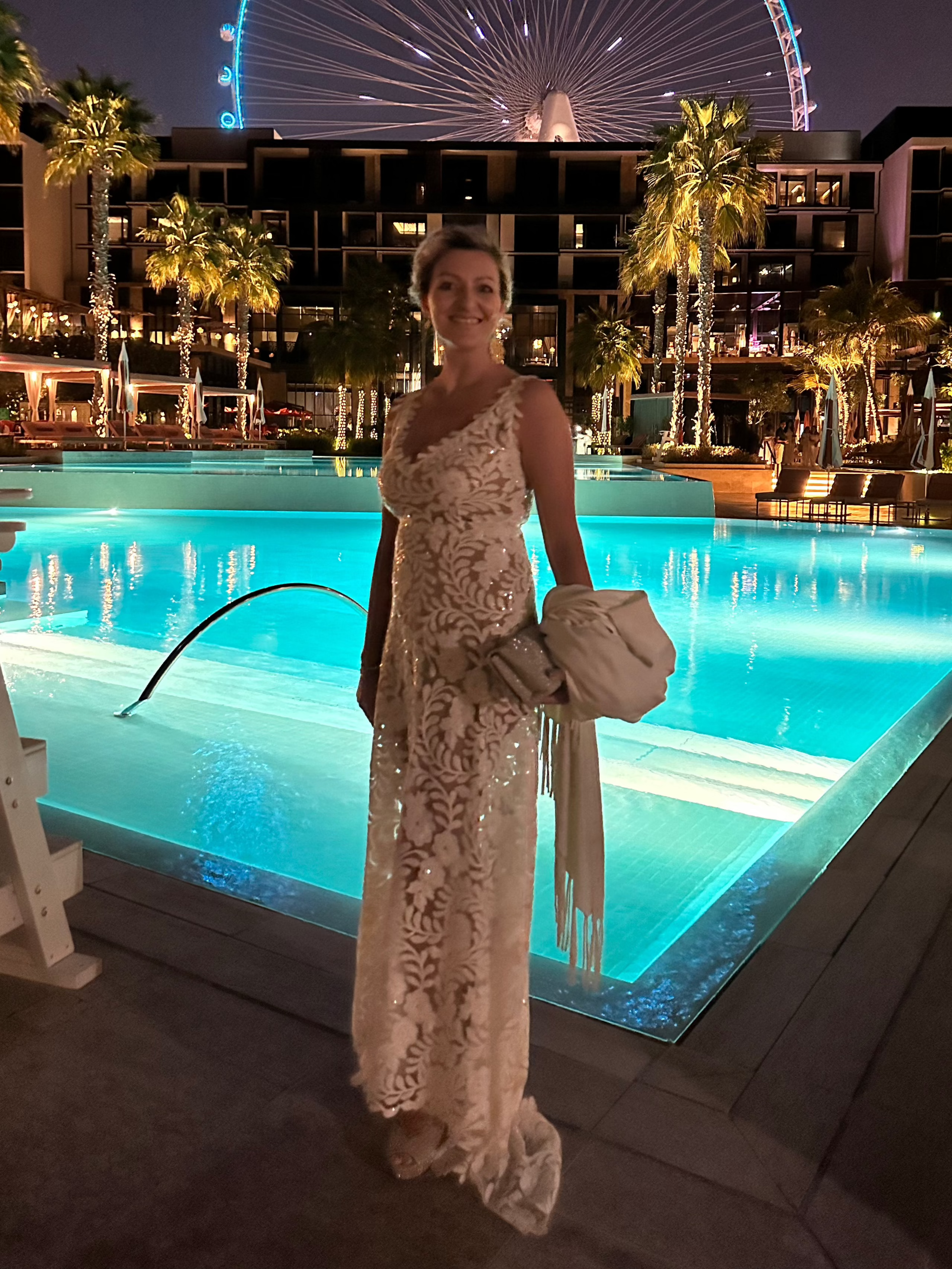 Abito da sposa lungo in pizzo bianco con strascico, scollo a V e paillettes luminose – Sofia Provera Atelier