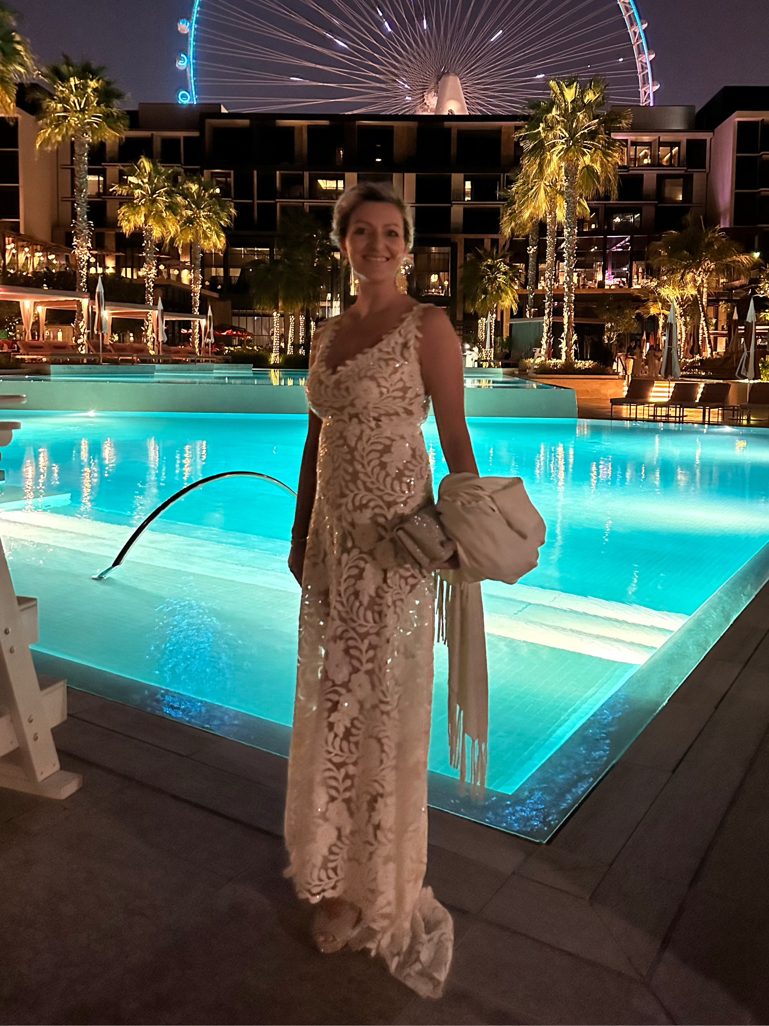 Abito da sposa lungo in pizzo bianco con strascico, scollo a V e paillettes luminose – Sofia Provera Atelier