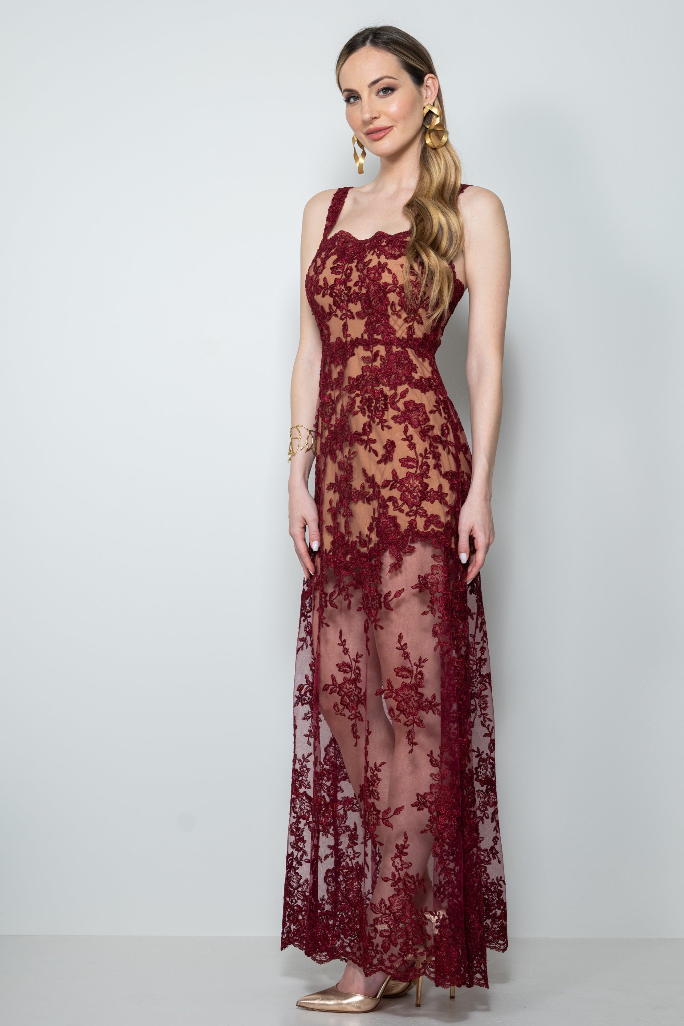 abito da cerimonia lungo in pizzo rebrodè bordeaux “Eloise” su modella 174 cm – Sofia Provera Atelier
