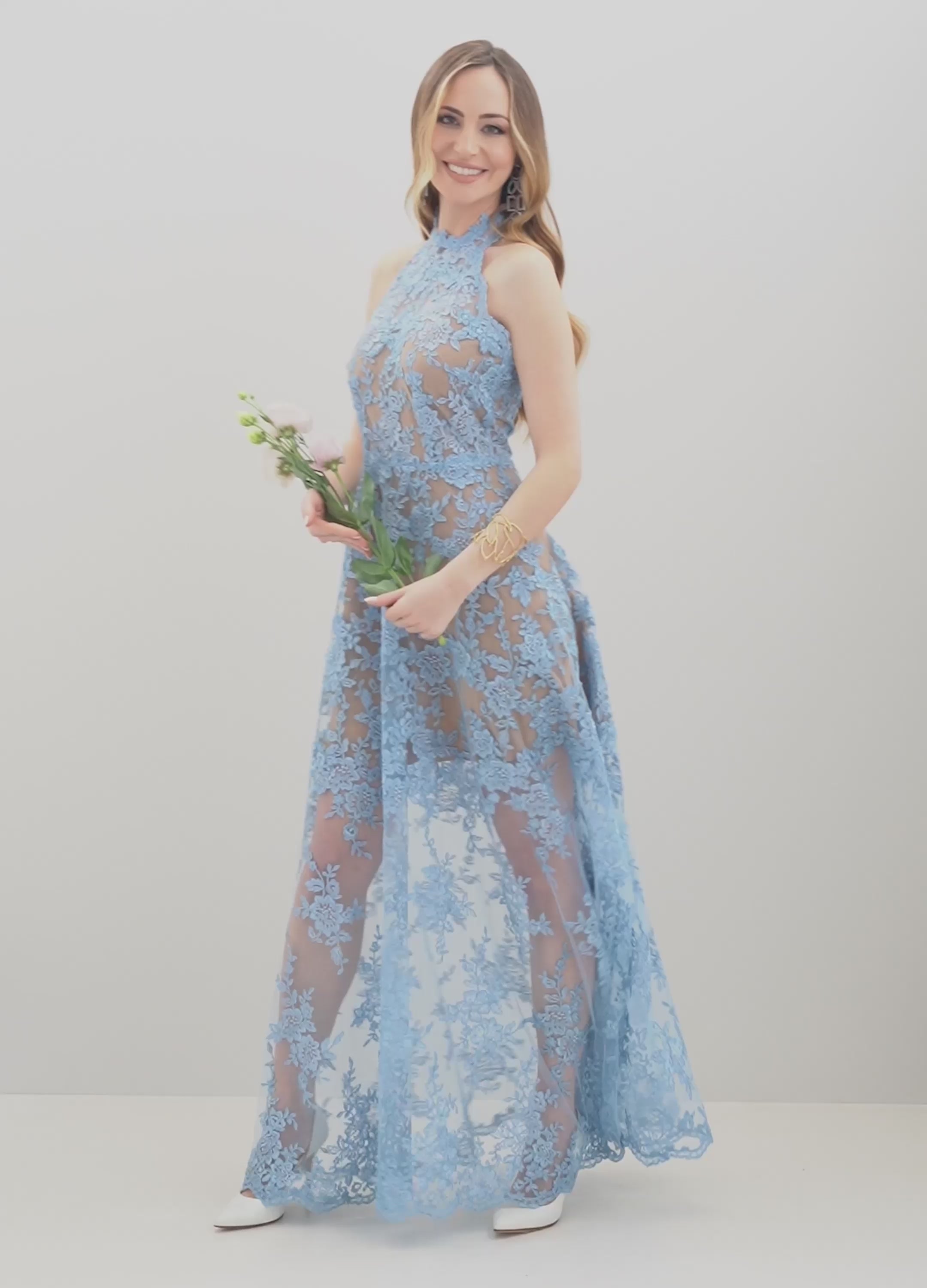 Modella con abito cerimonia in pizzo azzurro "Dea" firmato Sofia Provera