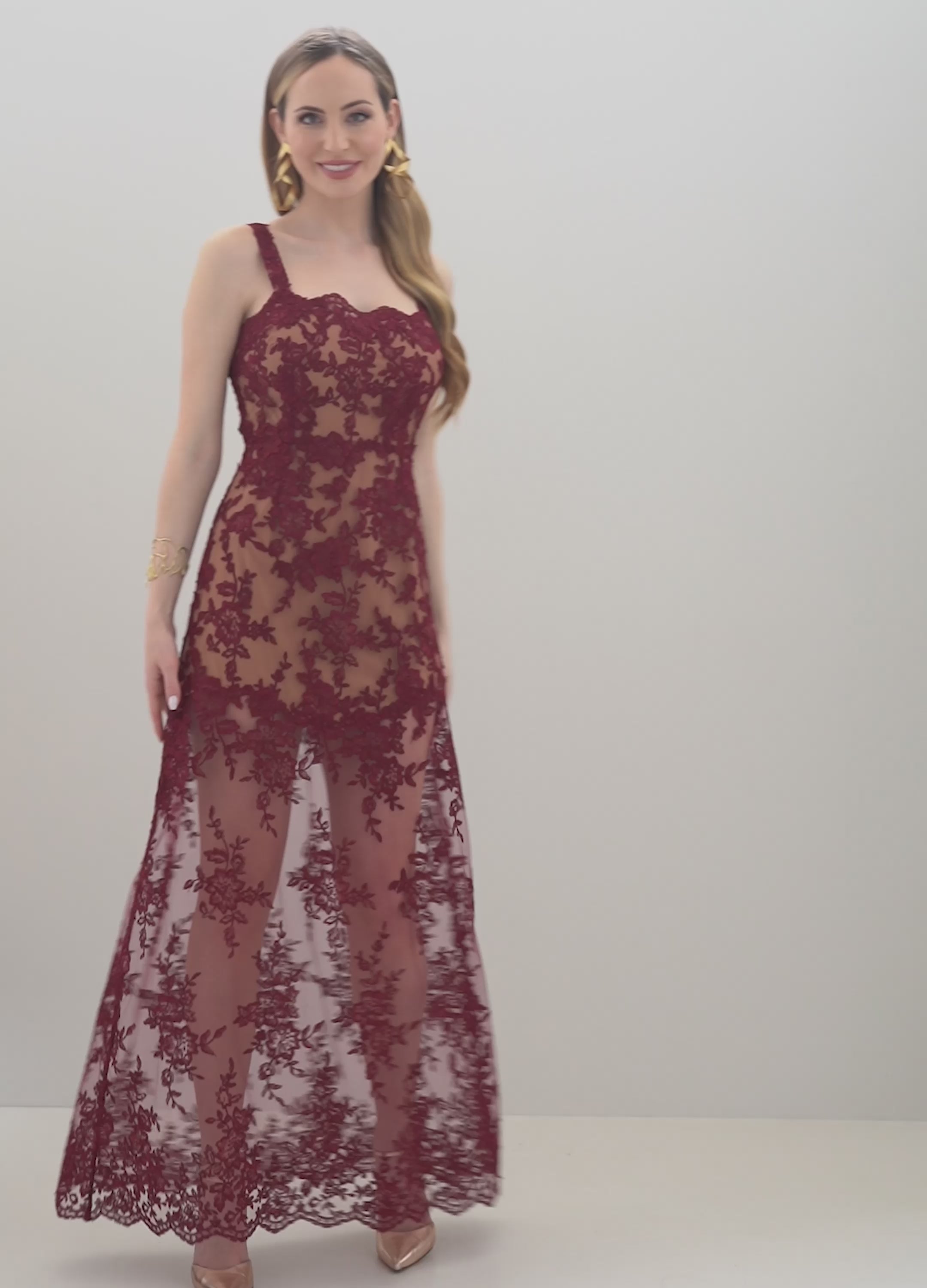 abito da cerimonia lungo in pizzo rebrodè bordeaux “Eloise” su modella 174 cm – Sofia Provera Atelier