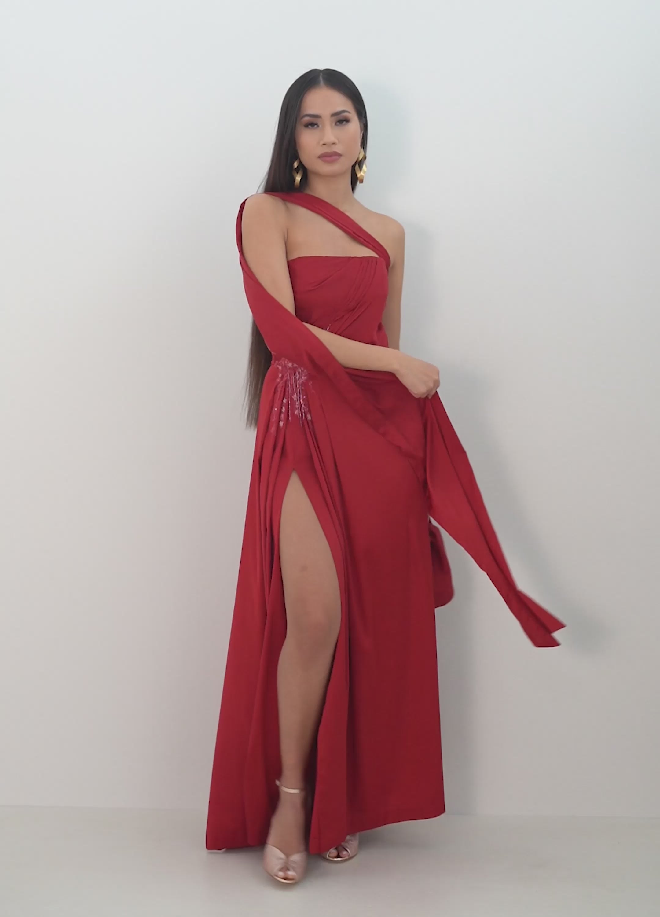 vestito 18esimo lungo rosso con ricami e spacco in satin – Sofia Provera Atelier