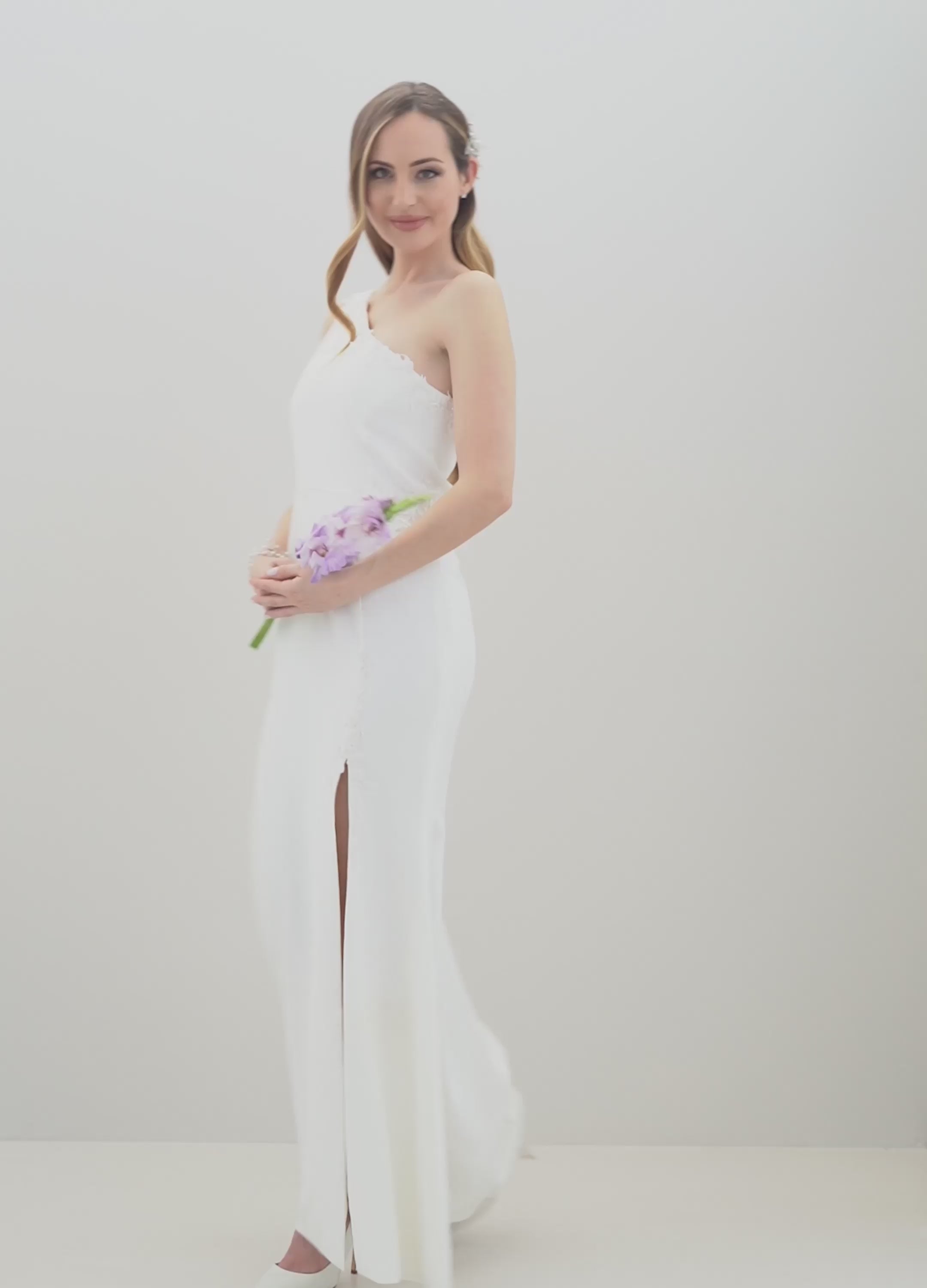 Abito da sposa moderno a sirena bianco caldo con scollo asimmetrico – Sofia Provera Atelier