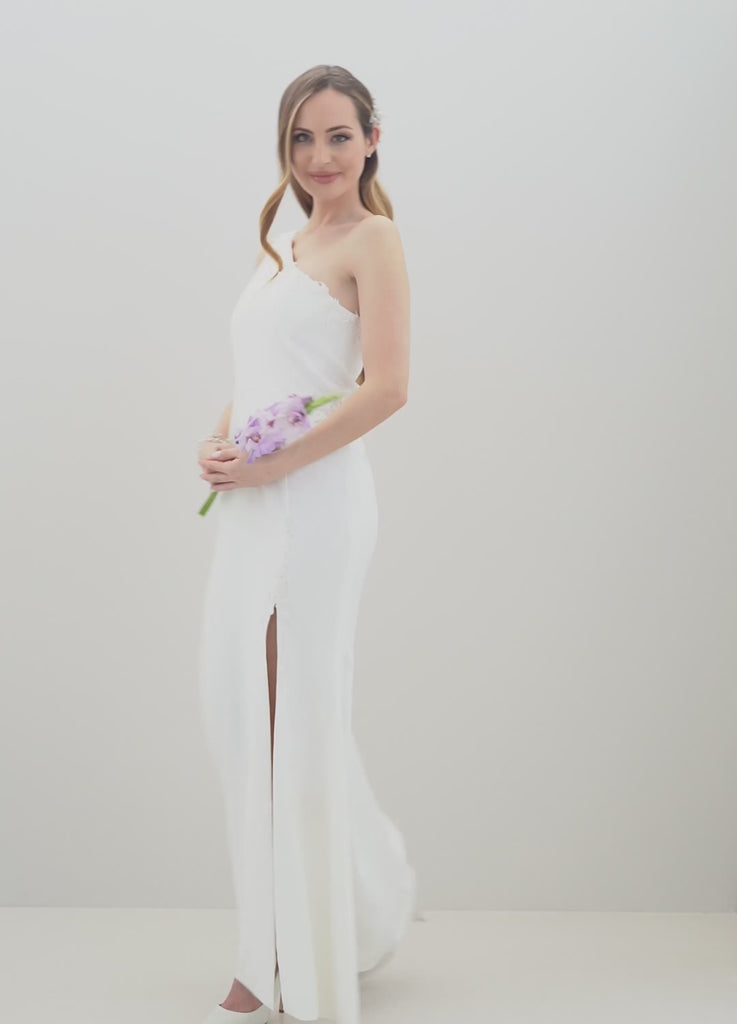 Abito da sposa moderno a sirena bianco caldo con scollo asimmetrico – Sofia Provera Atelier