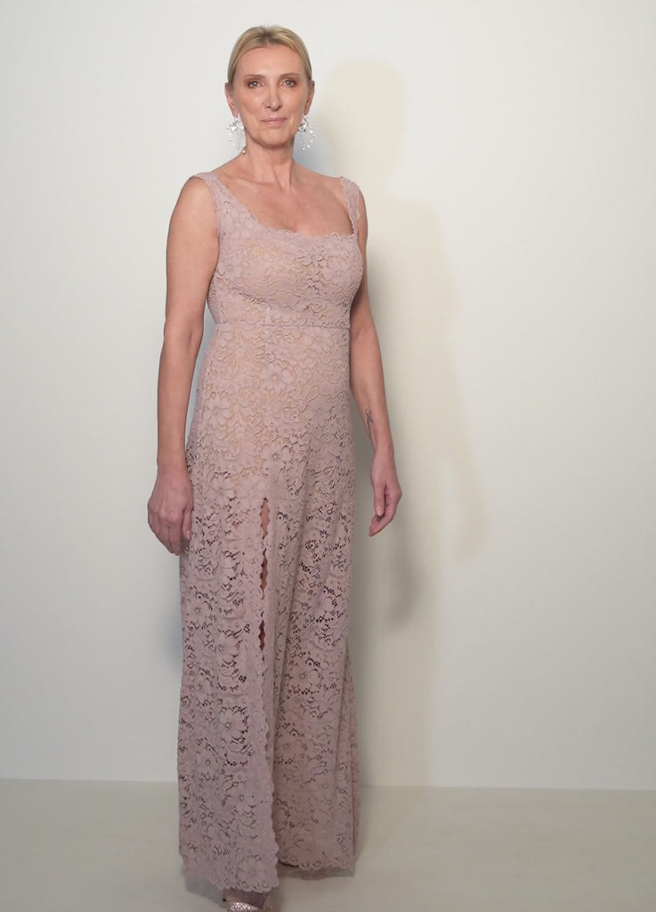 abito mamma sposa galateo in pizzo rosa antico con scollo quadrato e maniche removibili – Sofia Provera Atelier