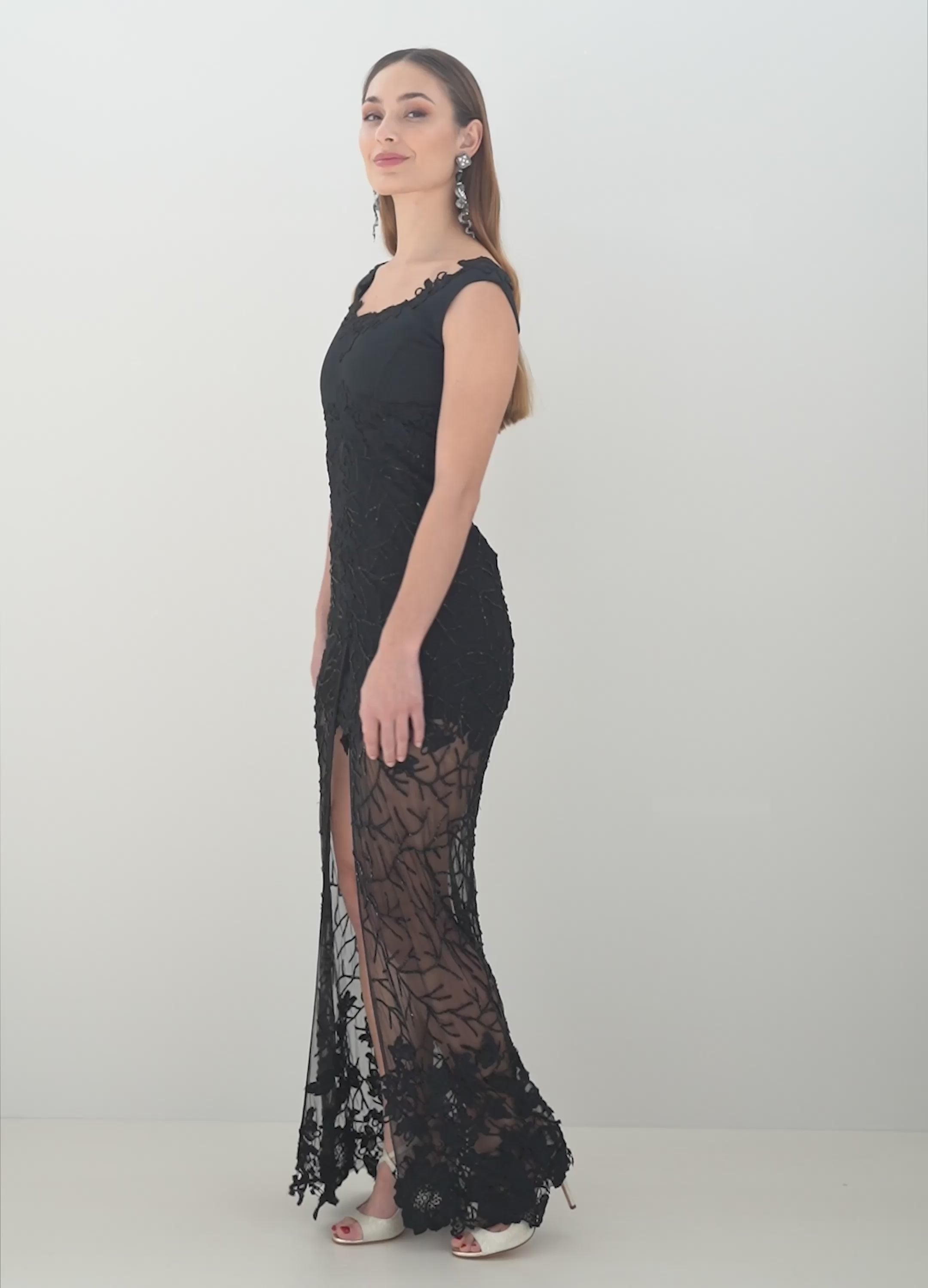Vestito lungo nero in pizzo macramè con spacco e scollo a V – Sofia Provera Atelier