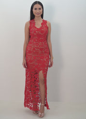 Vestito rosso lungo in pizzo macramè con scollo a V e schiena scoperta – Sofia Provera Atelier