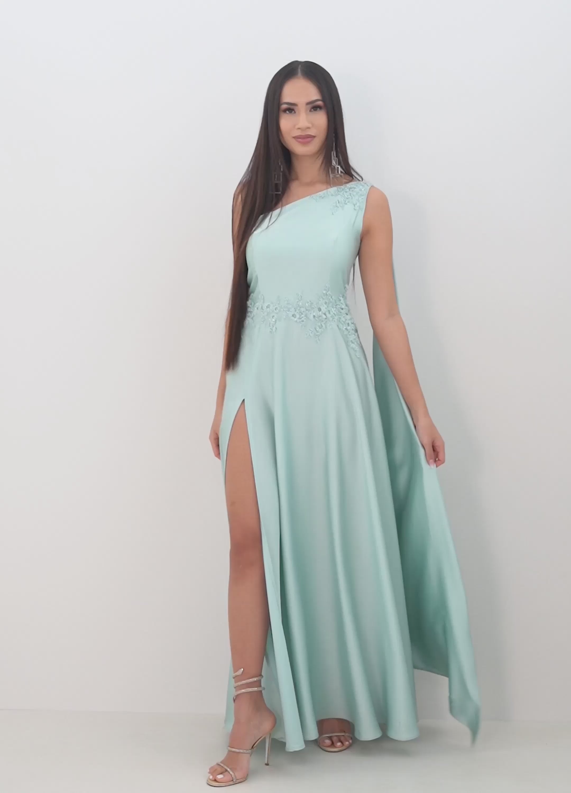 Abito cerimonia lungo in satin color menta "Phoebe" con scollo asimmetrico e ricami artigianali, disponibile a noleggio.