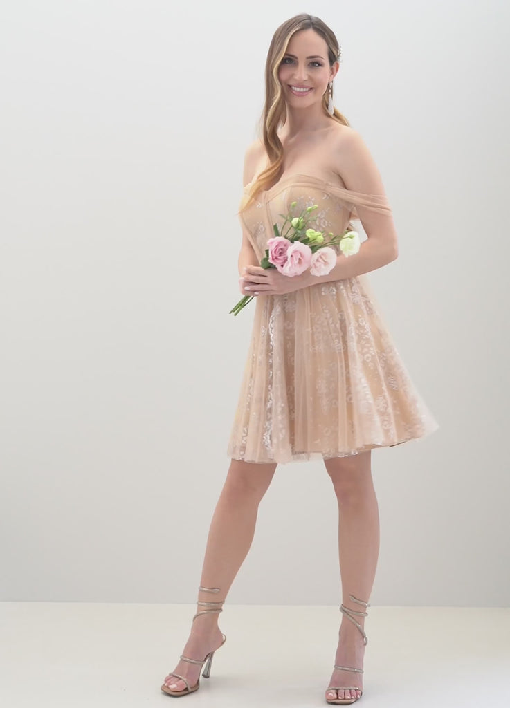 Vestito 18esimo corto in pizzo nude con drappeggi in tulle e spallina scesa – Sofia Provera