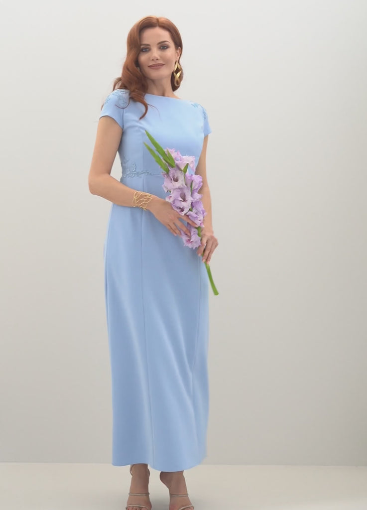 Abito mamma sposa galateo “Celeste” indossato da modella, vista frontale e dettagli ricami.