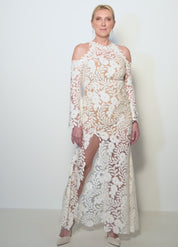 Abito da sposa lungo in pizzo con scollo all’americana e spacco laterale – Sofia Provera Atelier